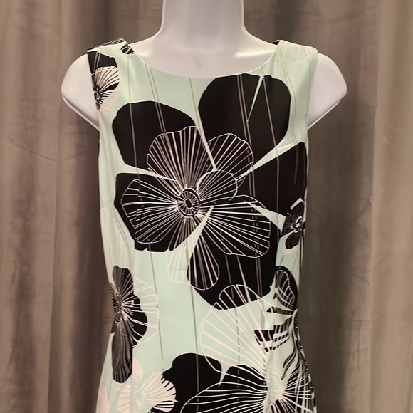 Floral fitted sheath dress. Size 8. - Picture 2 of 7